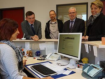 Bürgerbüromitarbeiterin Sabine Löber, Bürgermeister Armin Warmuth, Bürgerbüroleiter Stefan Stöth sowie Jürgen Schömig und Katrin Kräuter von der AKDB stellen das neue Bürgerserviceportal vor.Foto: Arkadius Guzy