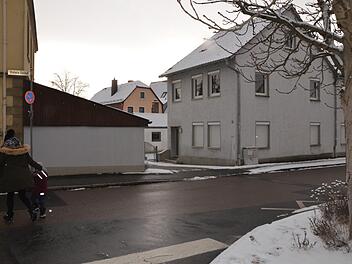 Das inzwischen leer stehende Wohnhaus wird abgerissen.  Foto: bp