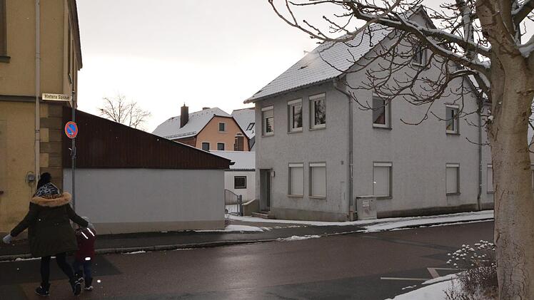 Das inzwischen leer stehende Wohnhaus wird abgerissen.  Foto: bp