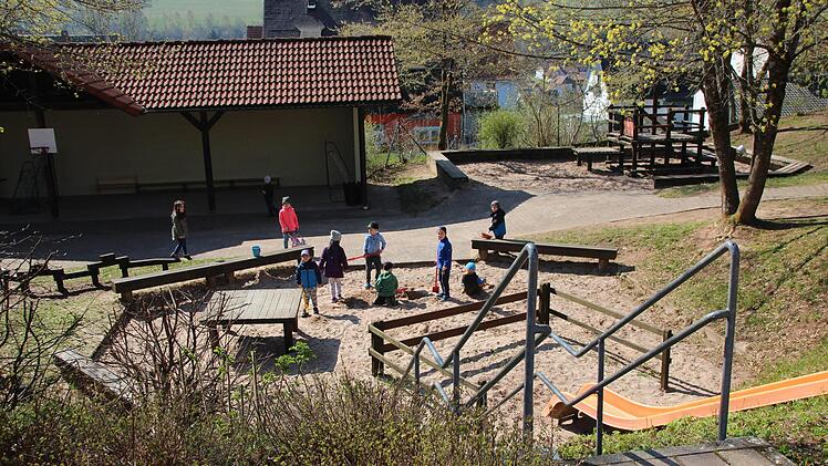 Die Kinder sind gerne im unteren Bereich, hier soll später der Kletterturm stehen. Foto: Leonie Hauck