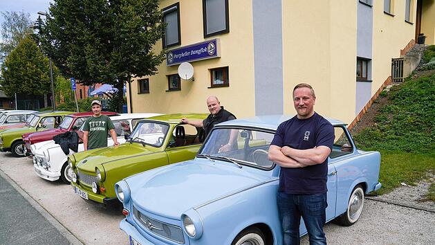 Fritz Bieber aus Ammerndorf, Mario Michael aus Riegelstein und Ronny Sch&ouml;nborn (von links) vor ihren Trabis Fotos: Adriane Lochner