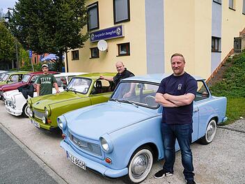 Fritz Bieber aus Ammerndorf, Mario Michael aus Riegelstein und Ronny Schönborn (von links) vor ihren Trabis Fotos: Adriane Lochner