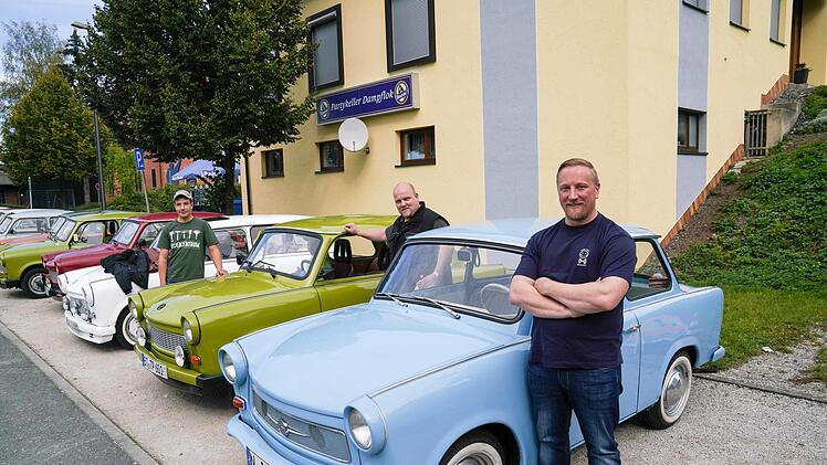Fritz Bieber aus Ammerndorf, Mario Michael aus Riegelstein und Ronny Schönborn (von links) vor ihren Trabis Fotos: Adriane Lochner