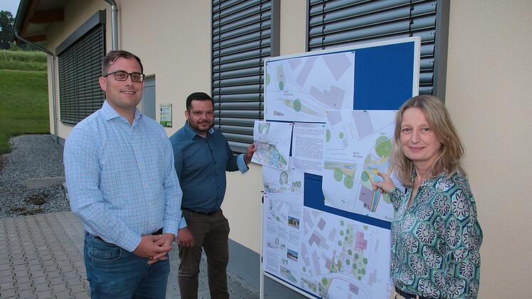 Bürgermeister Florian Atzmüller (von links), sein Stellvertreter Markus Koberstein und Landschaftsplanerin Susanne Siebenlist stellten die Pläne vor.