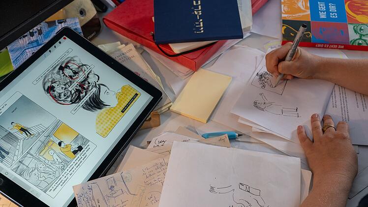 Per Hand und am Tablet: Die Doku zeigt auch, wie ein journalistischer Comic eigentlich entsteht.
