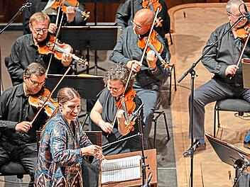 Sie leisteten eine fantastische Arbeit: Die Tschechische Philharmonie mit der grandiosen Dirigentin Dalia Stasevska.Julia Milberger