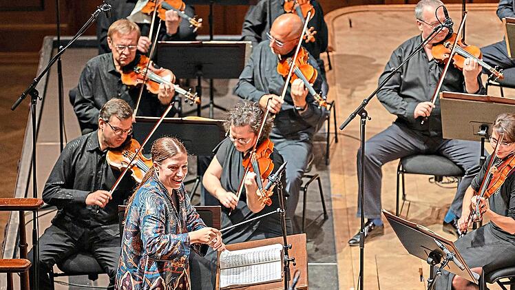 Sie leisteten eine fantastische Arbeit: Die Tschechische Philharmonie mit der grandiosen Dirigentin Dalia Stasevska.Julia Milberger