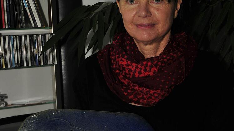 Juliane Gebert setzt sich seit beinahe 25 Jahren intensiv mit dem Material Ton auseinander, eignete sich die Technik der Ofenkachelherstellung an und gestaltet Ofenobjekte, Garten- und Raumskulpturen. Die Skulptur ,Rotweininsel in Wiesenbronn' und die bespielbare Skulptur auf dem Spielplatz hinter der Alten Synagoge in Kitzingen sind beispielsweise von ihr. Für den guten Zweck stellt Gebert einen Fisch (Mindesgebot: 40 Euro), eine Schale (Mindestgebot: 15 Euro) und zwölf ,Furu-Bücher' (Mindes...