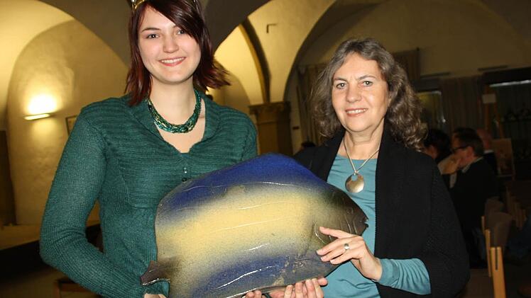 Elisabeth Versl-Waag ersteigerte den Fisch aus Ton, der die Wiesenbronner Künstlerin ......Gebert hergestellt hat.