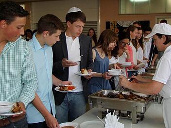 Israelische und deutsche Schüler bei der gemeinsamen Essensausgabe in der Wiesentheider Schule.  Fotos: sab