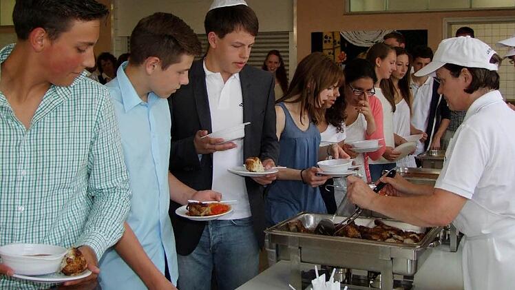 Israelische und deutsche Schüler bei der gemeinsamen Essensausgabe in der Wiesentheider Schule.  Fotos: sab