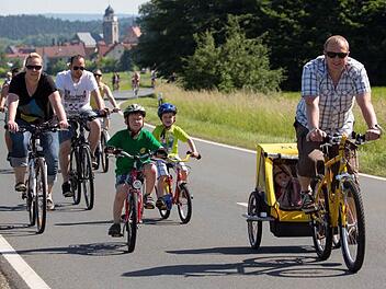 Von Weismain (im Hintergrund) aus erschlossen sich zahlreiche Radler am Pfingstmontag die Schönheiten des Jura. Fotos: Klaus Gagel