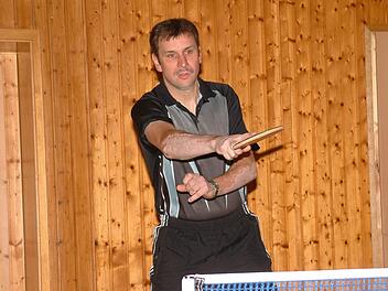 Gleich sieben Akteure haben den FC Wacker Haig verlassen. Hierzu gehört auch Spitzenspieler Bernd Heim, der künftig den SV Fischbach verstärkt.  Foto: Hans Franz