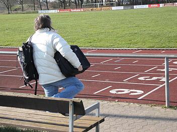 "Von der Reservebank ins Spiel kommen" - das wollen und sollen viele Frauen. Bei dem Schritt hilft das "Netzwerk Wiedereinstieg Main-Rhön". Für unser Symbolfoto zum Thema stellte sich die FT-Redakteurin Brigitte Krause auf dem Zeiler Sportgelände zur Verfügung. Foto: Andreas Lösch