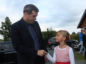 Minister Markus Söder präsentierte sich in Neufang bürgernah. Fotos: Veronika Schadeck