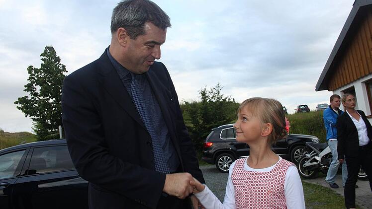 Minister Markus Söder präsentierte sich in Neufang bürgernah. Fotos: Veronika Schadeck