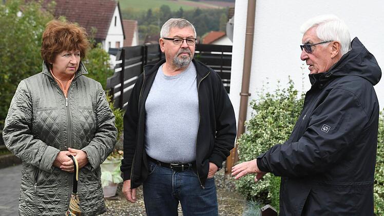 Ingrid Romig, Rudolf Romig und Ottmar Gerber diskutieren über den Lkw-Verkehr. Foto: Ronald Rinklef