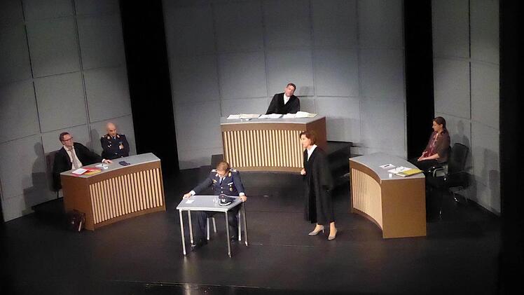 Beim Film "Terror - Ihr Urteil" haben sich die meisten Zuschauer für einen Freispruch des Piloten entschieden. Waren die Fragen falsch gestellt? Foto: Gerhild Ahnert