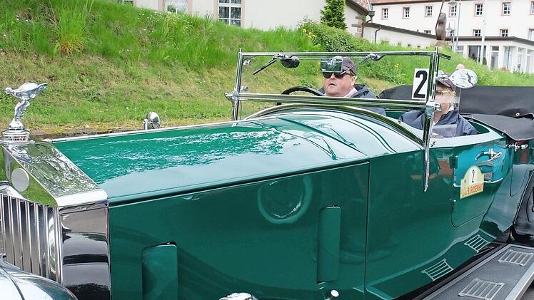 Ein Rolls-Royce vom Baujahr 1933 zog die Blicke auf sich. Hier im Bereich Kloster Altstadt an der Musikakademie. Fotos: Gerd Schaar