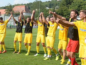 Die SpVgg Bayreuth feiert nach dem 3:2-Hinspielerfolg im Liqui-Moly-Stadion in Eichst&auml;tt mit den mitgereisten Fans.  Foto: Peter Mularczyk/Archiv