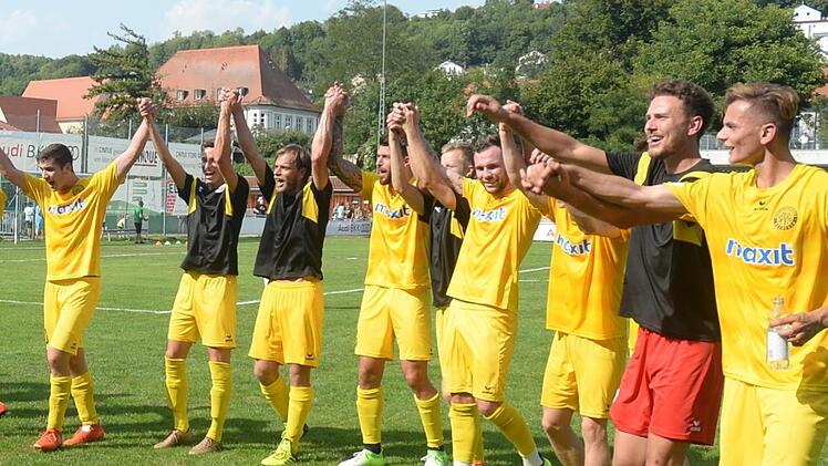 Die SpVgg Bayreuth feiert nach dem 3:2-Hinspielerfolg im Liqui-Moly-Stadion in Eichst&auml;tt mit den mitgereisten Fans.  Foto: Peter Mularczyk/Archiv