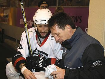 Martin Reichert im Gespräch mit ESC-Torjäger Michal Babkovic während der Partie der "Hawks" beim ERV Schweinfurt: Eishockey ist für den 54-Jährigen längst mehr als nur ein Hobby. Foto: rn