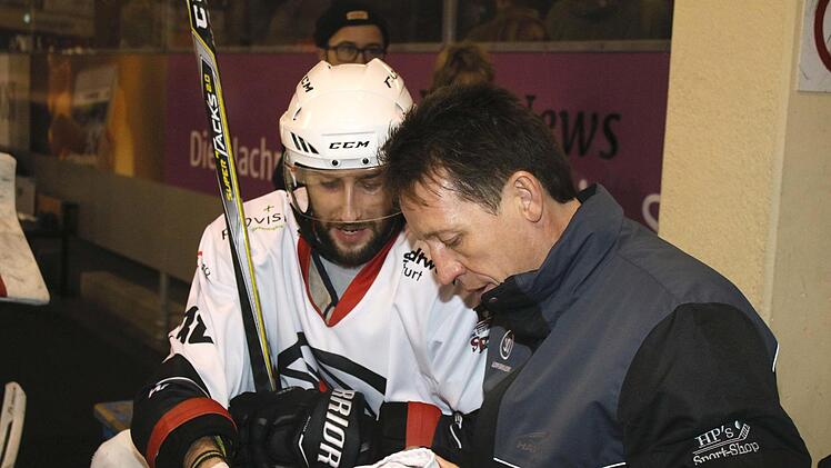 Martin Reichert im Gespräch mit ESC-Torjäger Michal Babkovic während der Partie der "Hawks" beim ERV Schweinfurt: Eishockey ist für den 54-Jährigen längst mehr als nur ein Hobby. Foto: rn