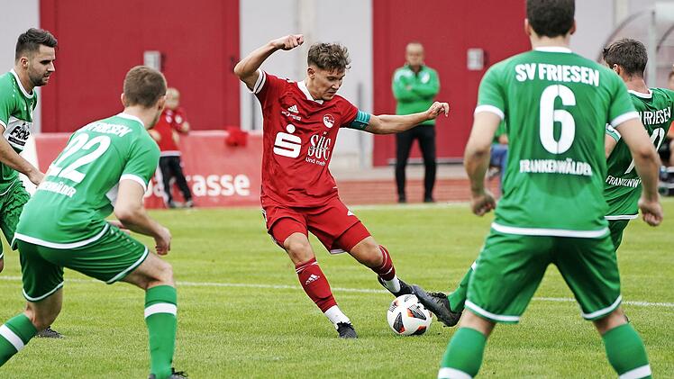 Raus aus der Viererkette - rein ins Mittelfeld: Der Kapitän des FC Coburg war einer der besten Spieler auf dem Platz. Der Treffer von Davide Dilauro zum 3:1 bedeutete im Derby bereits die Vorentscheidung.