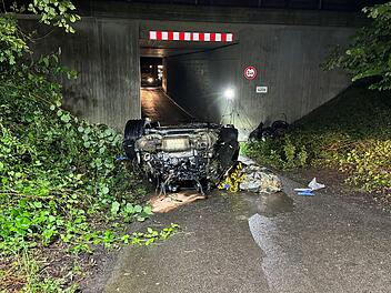 Greding: Porsche stürzt bei Unfall von Autobahn - Fahrer wird schwer verletzt