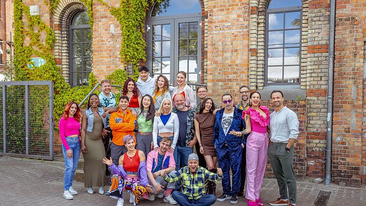 Leisten einen Marathon-Job (hinten von links): Pascal Stenzel als Tommy, Lidia Santangelo als Chiara, Jayar Sibilla als Elias, Miriam Ibarra als Charli, Amy Scott-Smith als Katy. Mitte, von links: Nicole Alana als Valentina, Charice Firmino als Karla, Alexander Khachab als Karim, Hee Soo Sabrina Sch&uuml;tte als Janni, Katrin Hamann als Peggy, Lutz Schweigel als Joe, Matthias Etienne Girrulat als Bruno, Nandia Siada als Sara, Frank Winter als Piet, Finn Hanssen als Oliver, Liza Waschke als Milla und Filip Nikolic als Mike. Vorn von links:  Ellinor Vogel als Indira, Alexander Freund als Schmidti und Marcel Maurice Neue als Kr&auml;tze.