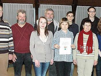Jährlich ehrt die Marktgemeinde Maroldsweisach verdiente Mitbürger. Heuer waren es (von links) Helmut Steinert, Gerhard Lieb, Sonja Hanel, Heinz Pressel, Oliver Schramm, Philipp Gagel, Erika Markert, Dominik Zimmermann, Michell Schad, Michael Helmreich, Ernst Markert. Zweiter Bürgermeister Werner Wunderlich und Bürgermeister Wilhelm Schneider würdigten deren Leistungen. Foto: Gerhard Schmidt