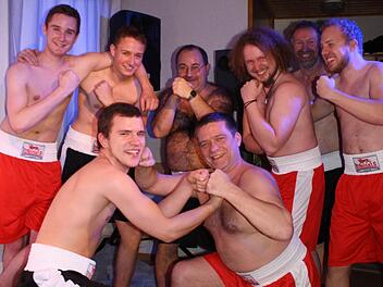 Die Zeitlupenboxkämpfe des Männerballetts begeisterten die Wildfleckener. Claus Gundelach (rechts vorne) hatte seine Ursprungsidee nach und nach ausgebaut. Foto: Anke Schmitt-Gundelach