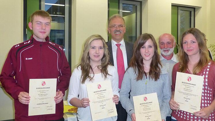Ehrungen: die jungen Sportkegler mit (von links): Markus Schöller, Sabrina Bickel, Bürgermeister Johannes Wegner, Tamara Braun, Roland Schlotter (Tennismeister Herren 65) und Celine Schmitt.  Foto: Gudrun Göbel