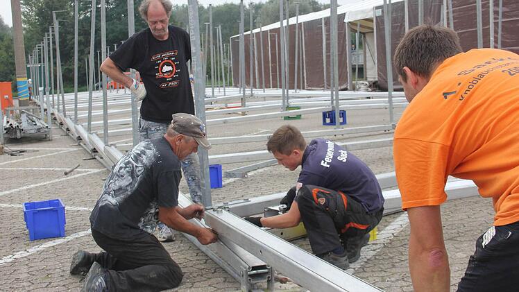 Das Aufstellen der Zelte läuft auf Hochtouren.