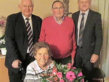 Das Jubelpaar nimmt die Glückwünsche von stellvertretendem Landrat Pfister (li.) und Bürgermeister Möhrlein (r.) entgegen. Foto: p