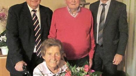 Das Jubelpaar nimmt die Glückwünsche von stellvertretendem Landrat Pfister (li.) und Bürgermeister Möhrlein (r.) entgegen. Foto: p