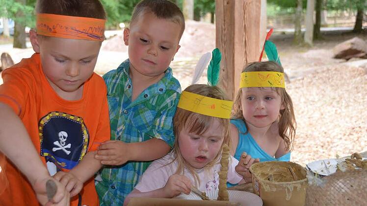 Für die Kinder, die trotz der Hitze mit ihren Eltern zum Klaushof gekommen waren, gab es zehleiche Mitmachprogramme. Fotos: Rauch