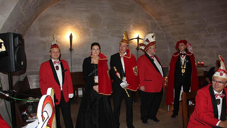 Das bisherige Prinzenpaar wurde verabschiedet. Das Bild zeigt (von links): Vizepräsident Andreas Bauer, Prinzessin Dana I., Prinz Holger I., Präsident Uli Böhm und Großmeyster Sigi Mayer.  Foto: Friedwald Schedel