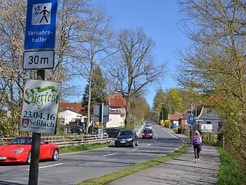 Die Bundesstraße 303 führt mit ihrer erheblichen Verkehrsbelastung noch immer mitten durch den Ort Tambach. Foto: Rainer Lutz