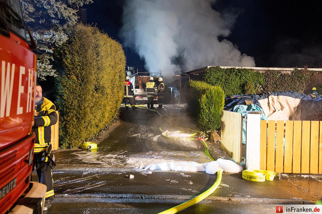 Garage mit angebautem Carport und Holzunterstand in Brand - Vier Fahrzeuge zum Teil schwer beschädigt