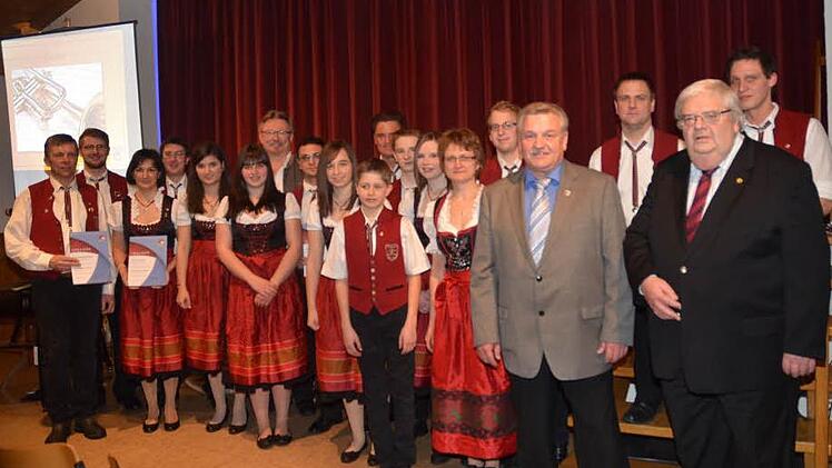 Zahlreiche Ehrungen beim Musikverein Größau-Posseck. Mit im Bild von rechts, Alexander Heinlein (2. Vorsitzender), Werner Pörner (NBMB Bezirksvorsitzender), Marco Müller (1. Vorsitzender MVGP), Wolfgang Müller (NBMB Kreisvorsitzender) und Bürgermeister Hans Pietz (7.v.l.) Foto: Karl-Heinz Hofmann