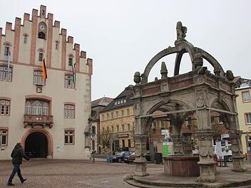 Der barocke Brunnen und das Rathaus prägen das denkmalgeschützte Ensemble des Marktplatzes. Fotos: Heike Beudert