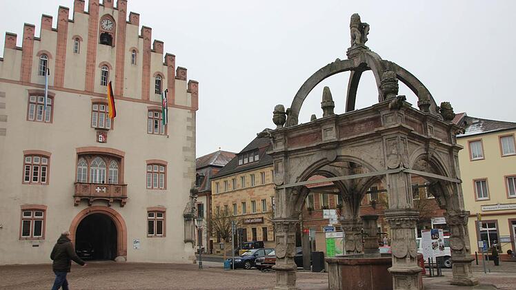 Der barocke Brunnen und das Rathaus prägen das denkmalgeschützte Ensemble des Marktplatzes. Fotos: Heike Beudert