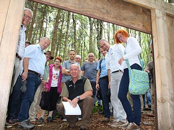 Franz Baierl (Bildmitte), Leiter des Wildmanagements im Nationalpark Bayerischer Wald, erläuterte den Besuchern aus dem Landkreis Bad Kissingen die Funktionsweise eines Saufangs. Foto: Ralf Ruppert