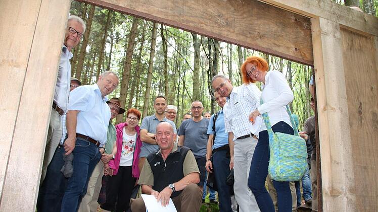 Franz Baierl (Bildmitte), Leiter des Wildmanagements im Nationalpark Bayerischer Wald, erläuterte den Besuchern aus dem Landkreis Bad Kissingen die Funktionsweise eines Saufangs. Foto: Ralf Ruppert