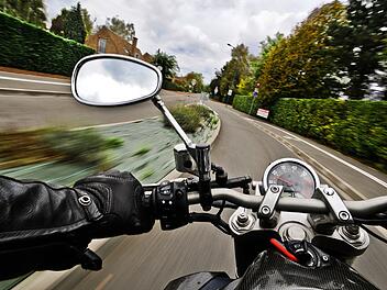 Unterfranken: Motorradfahrer flieht nach Unfall - und begeht dabei dummen Fehler