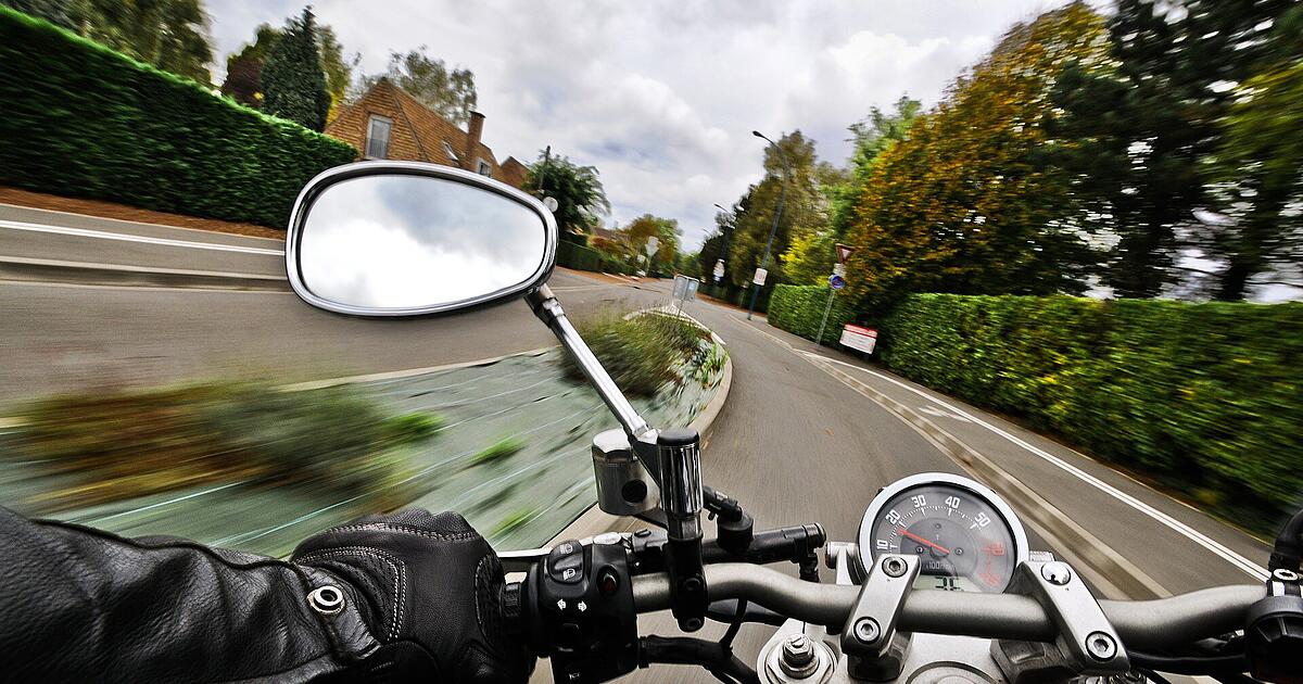 Motorcycle accident in Hösbach: Seriously injured after overtaking ...