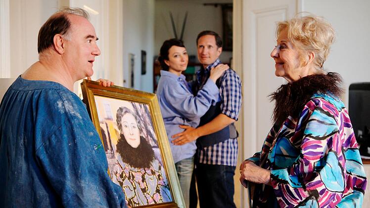 Sag's mit einem Bild! Maler Albert (Udo Samuel, links) und seine Tochter Isabella (Ursula Strauss, zweite von links) tauschen sich mit der Adelsfamilie von Leopold (Benno Fürmann) und seiner Mutter Gloria (Bibiana Zeller) aus.