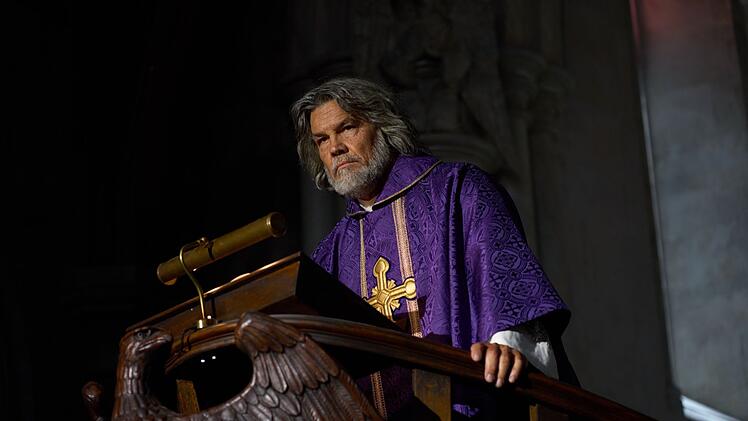 Monsignore Jefferson Wicks (Josh Brolin) hat mit der Welt abgeschlossen und kanzelt mit Vorliebe alle Menschen in seiner Gegenwart ab.