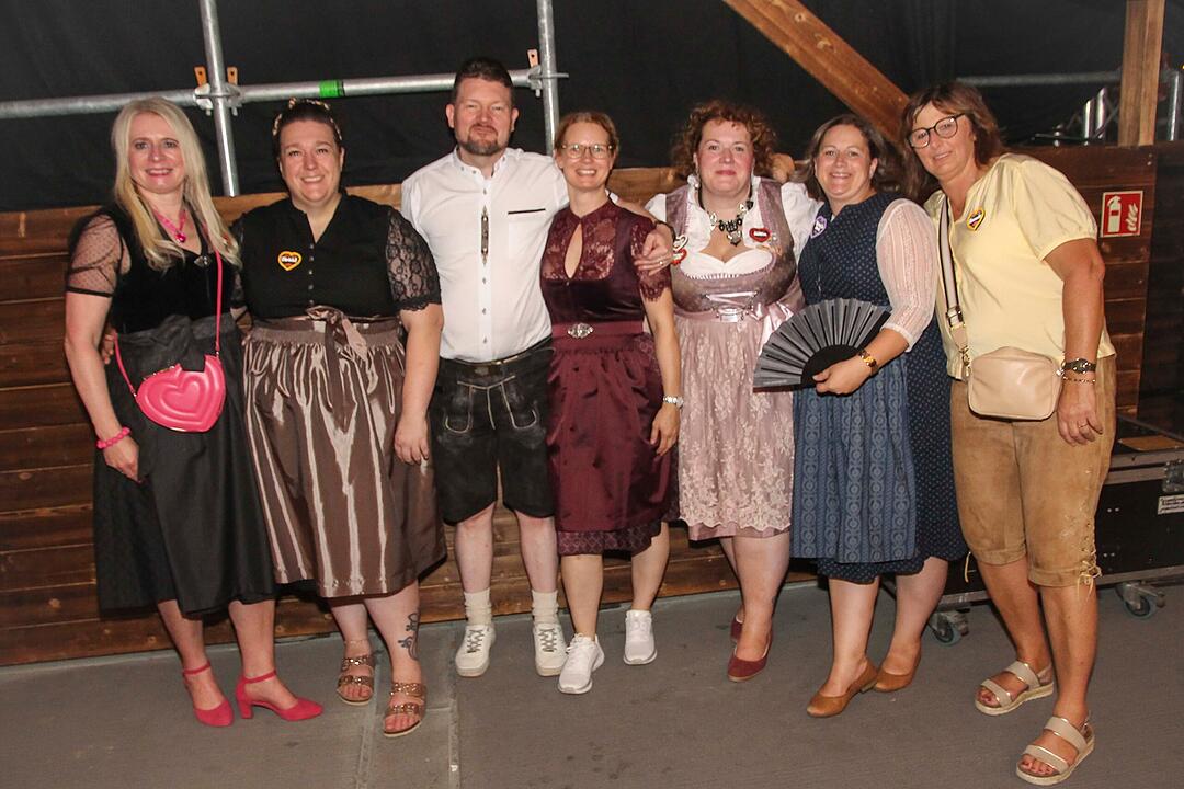 Die Stadlbesucher feierten mit den Stoapf&auml;lzer Spitzbuam.